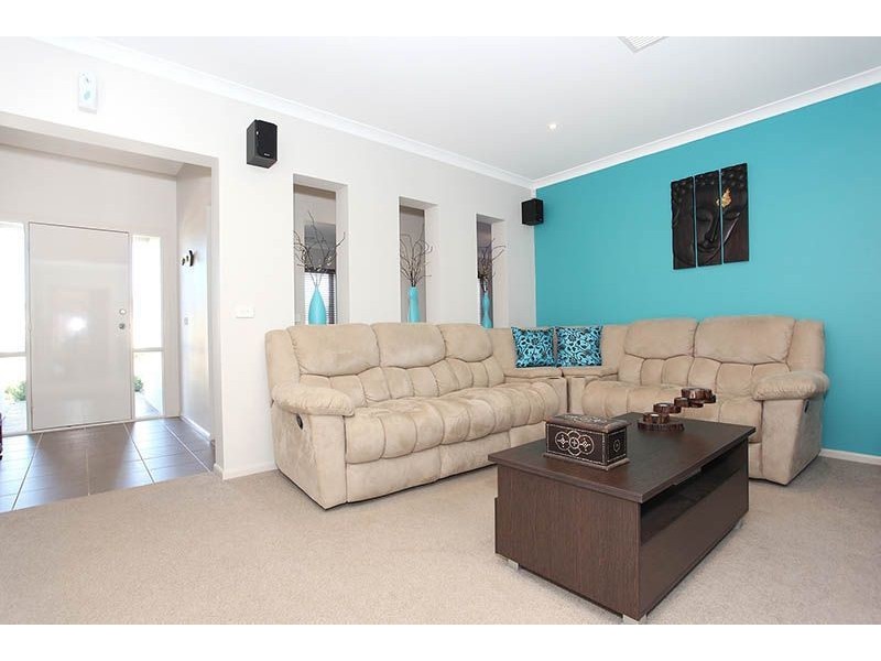 50 Westmoreland Avenue, Cranbourne North VIC 3977