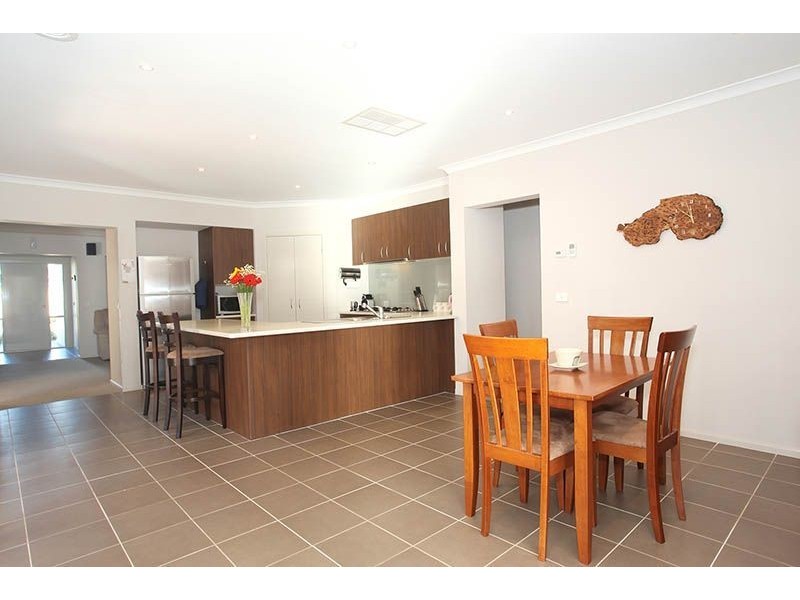 50 Westmoreland Avenue, Cranbourne North VIC 3977