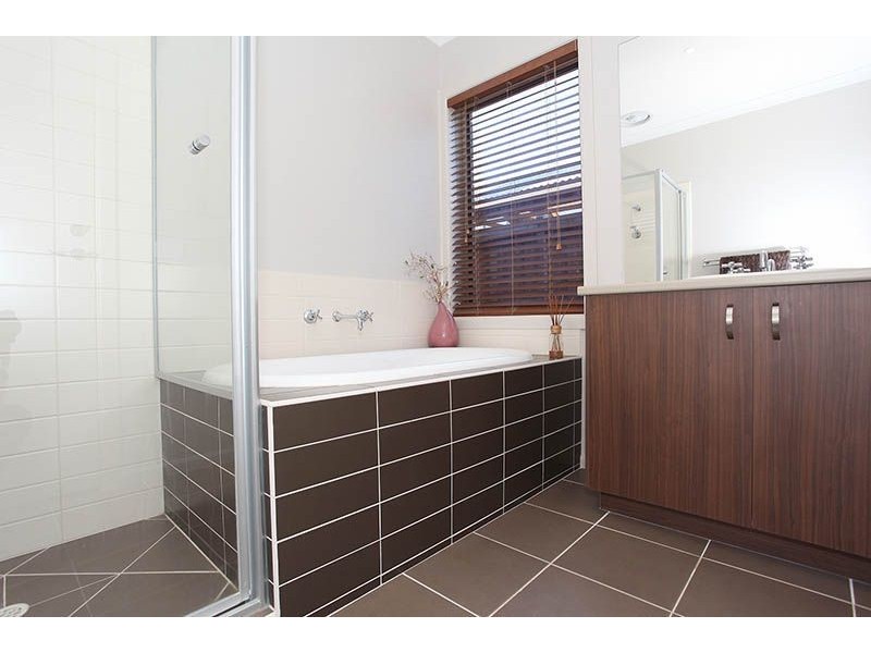 50 Westmoreland Avenue, Cranbourne North VIC 3977