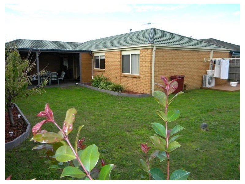15 Breamlea Way, Cranbourne West VIC 3977