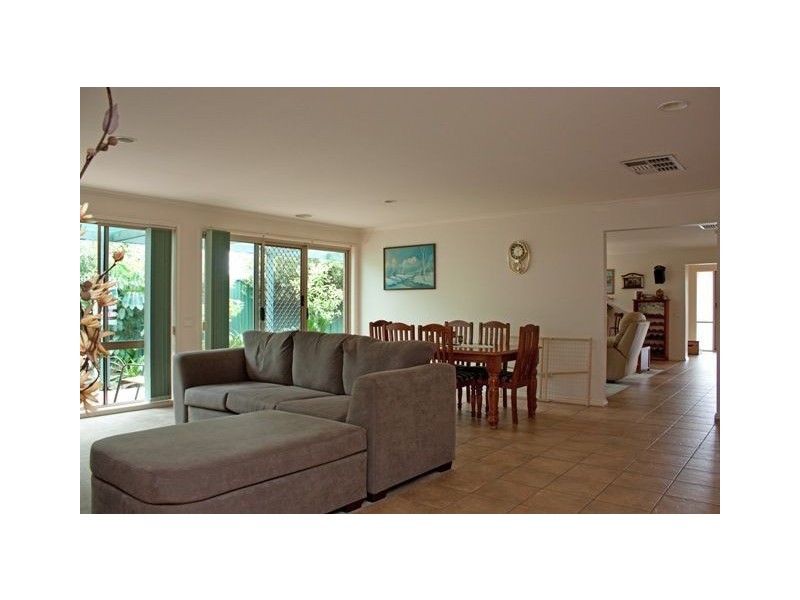 42 Branton Drive, Hampton Park VIC 3976