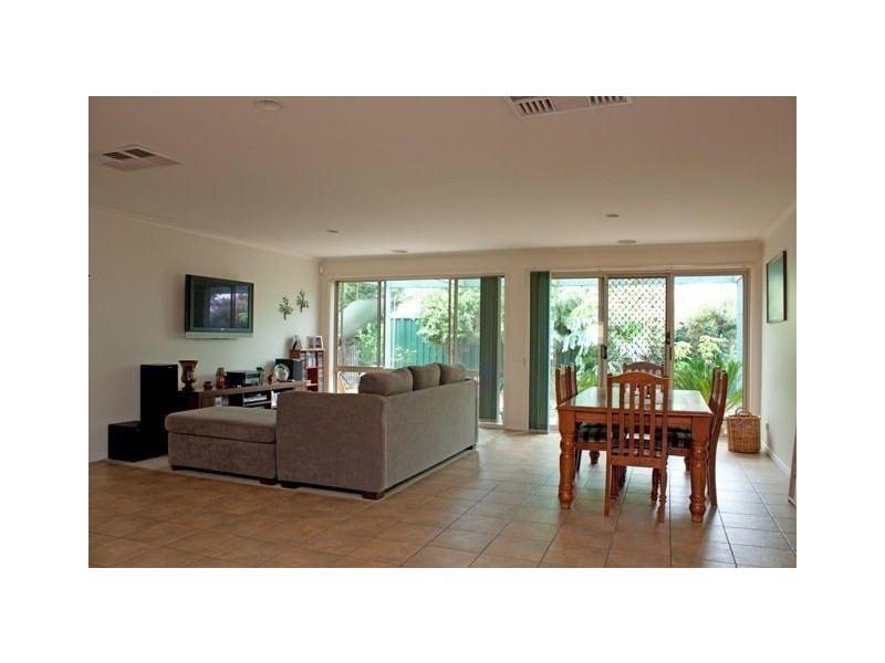 42 Branton Drive, Hampton Park VIC 3976