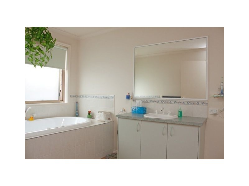 42 Branton Drive, Hampton Park VIC 3976