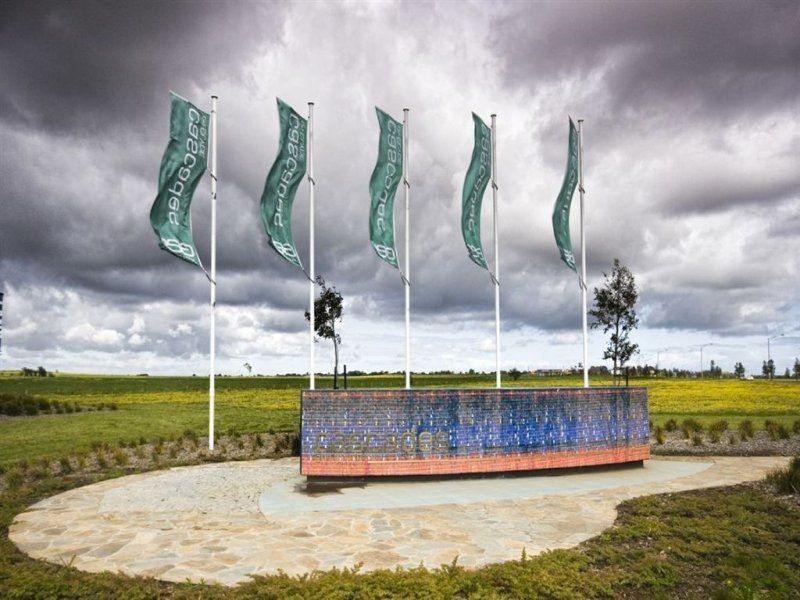 6 Ned Street, Cranbourne East VIC 3977