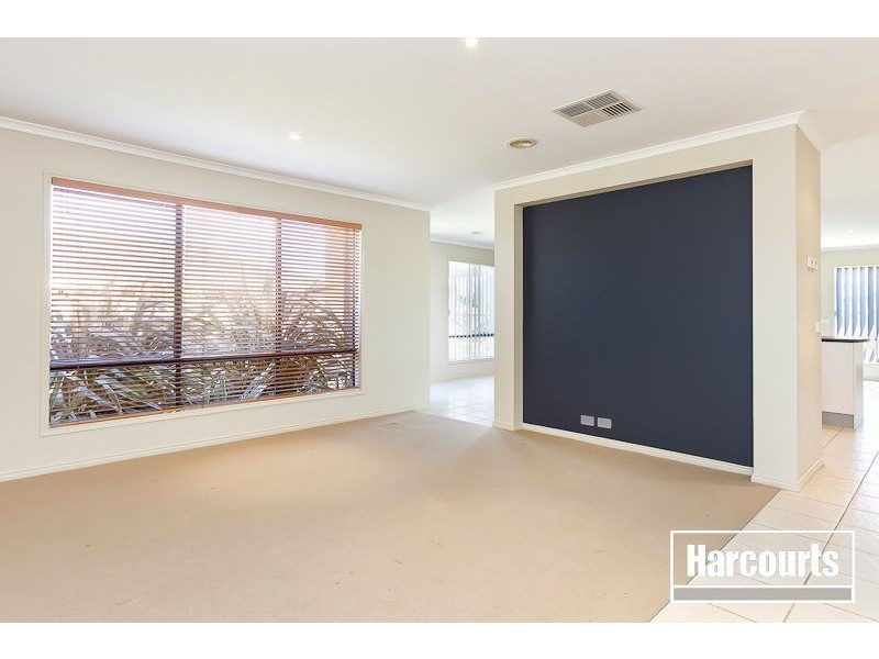 18 Phoenix Avenue, Cranbourne VIC 3977