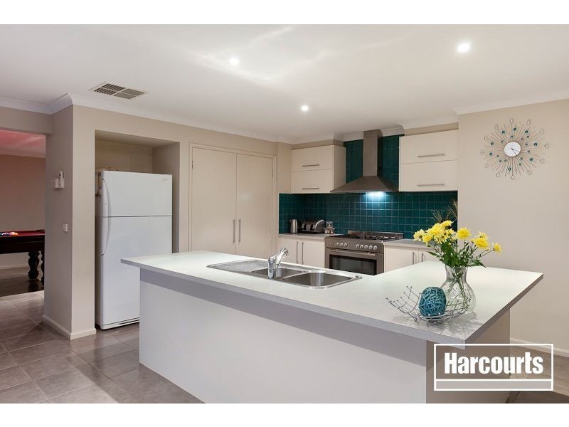 18 Thurvaston Crescent, Cranbourne East VIC 3977
