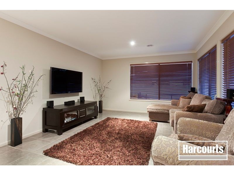 18 Thurvaston Crescent, Cranbourne East VIC 3977