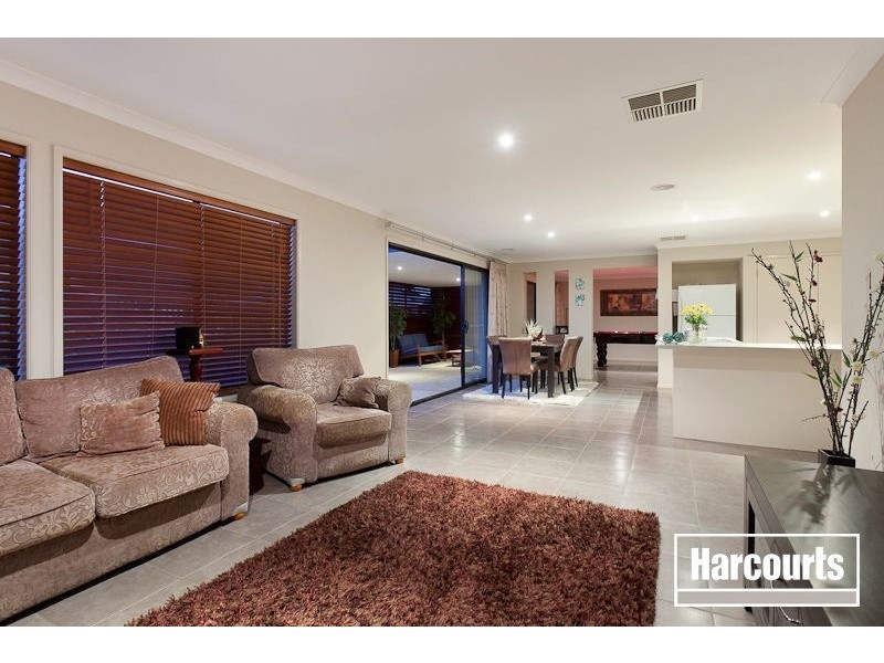 18 Thurvaston Crescent, Cranbourne East VIC 3977