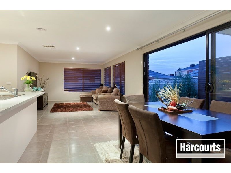 18 Thurvaston Crescent, Cranbourne East VIC 3977