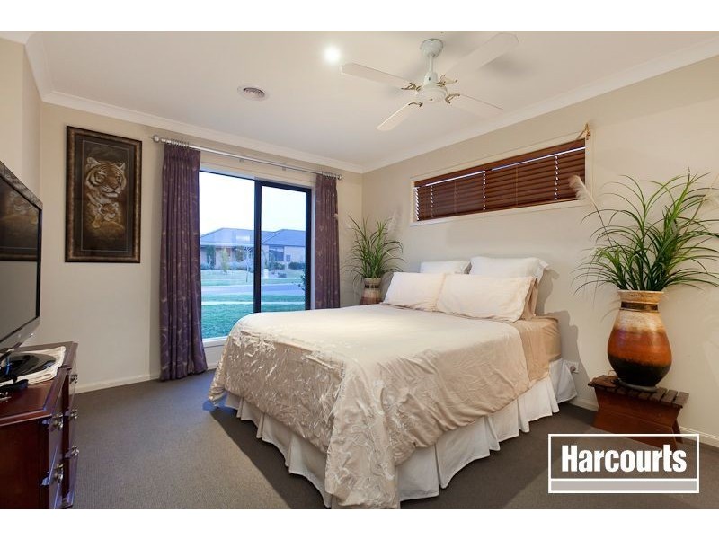 18 Thurvaston Crescent, Cranbourne East VIC 3977