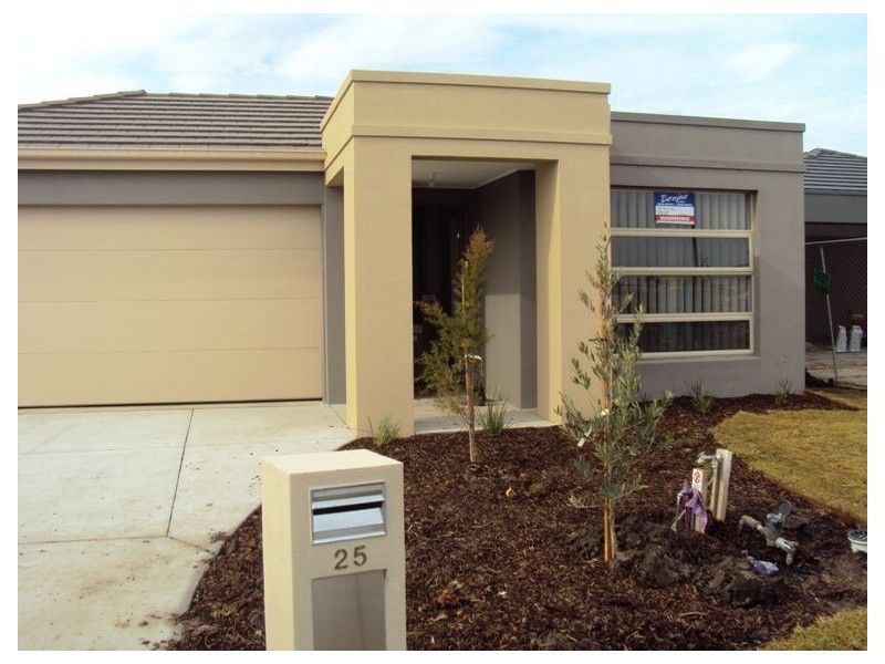 25 Debra Avenue, Pakenham VIC 3810