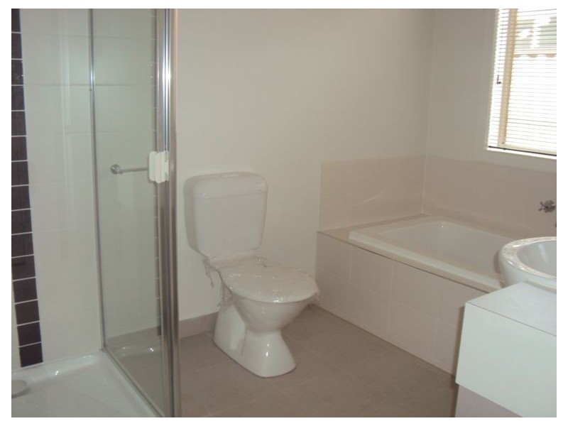 25 Debra Avenue, Pakenham VIC 3810