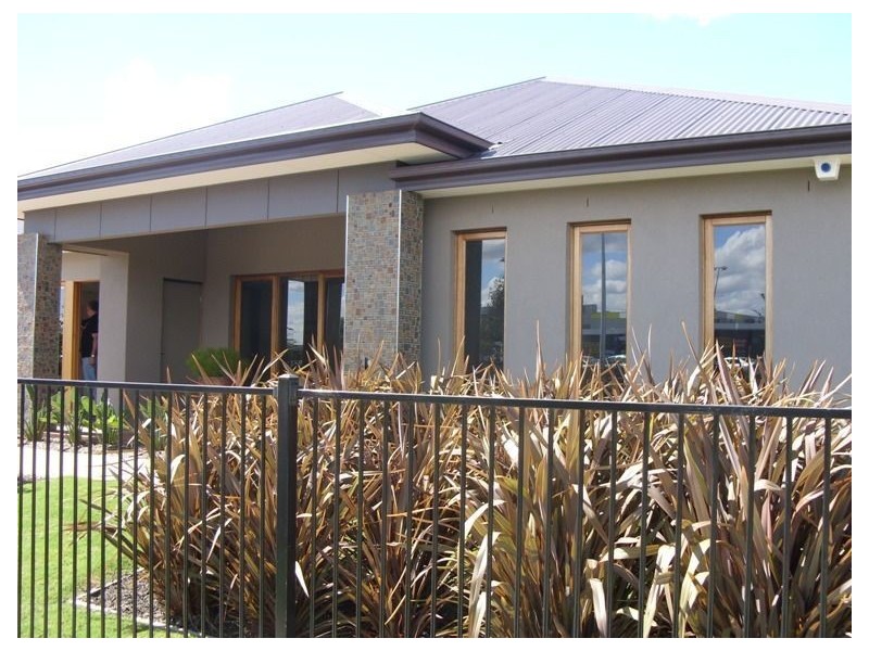 16 Kindred Ave, Cranbourne North VIC 3977