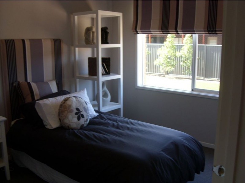 16 Kindred Ave, Cranbourne North VIC 3977