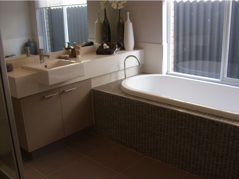 16 Kindred Ave, Cranbourne North VIC 3977