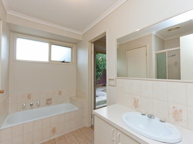 28 Denham Crescent, Cranbourne North VIC 3977