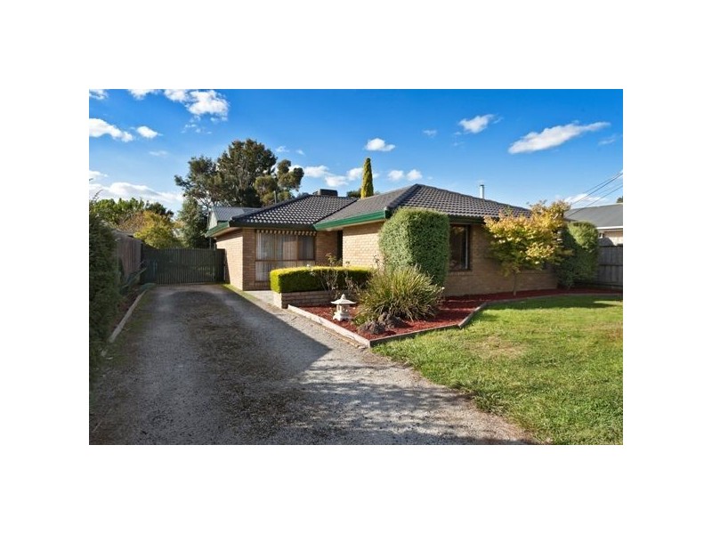 9 Clairmont Ave, Cranbourne VIC 3977