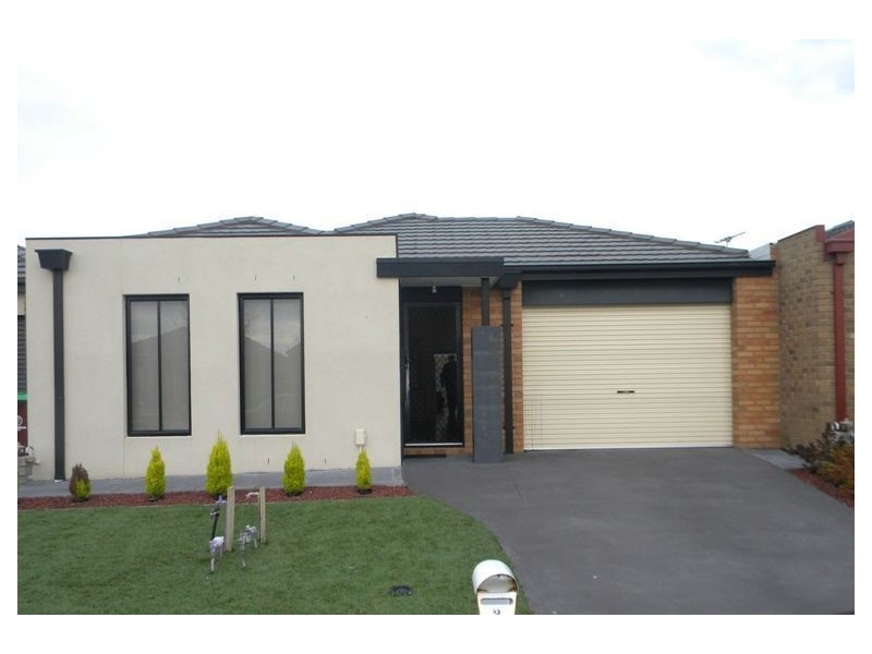 9 Tyndall Street, Cranbourne East VIC 3977