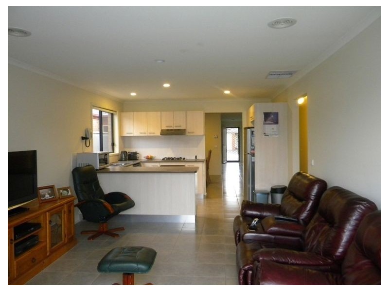 9 Tyndall Street, Cranbourne East VIC 3977