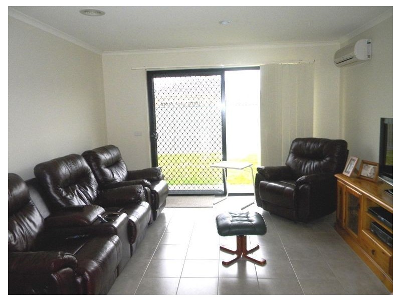 9 Tyndall Street, Cranbourne East VIC 3977