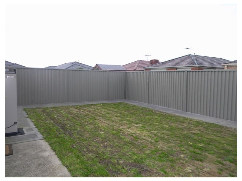 9 Tyndall Street, Cranbourne East VIC 3977