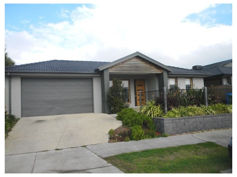 24 Baddeley Circuit, Cranbourne VIC 3977