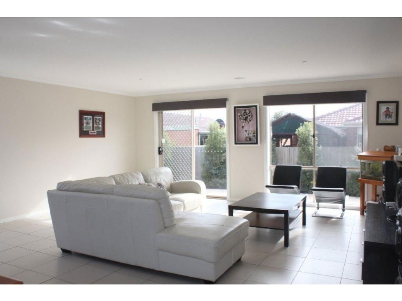 9 Bellbrae Crescent, Cranbourne West VIC 3977