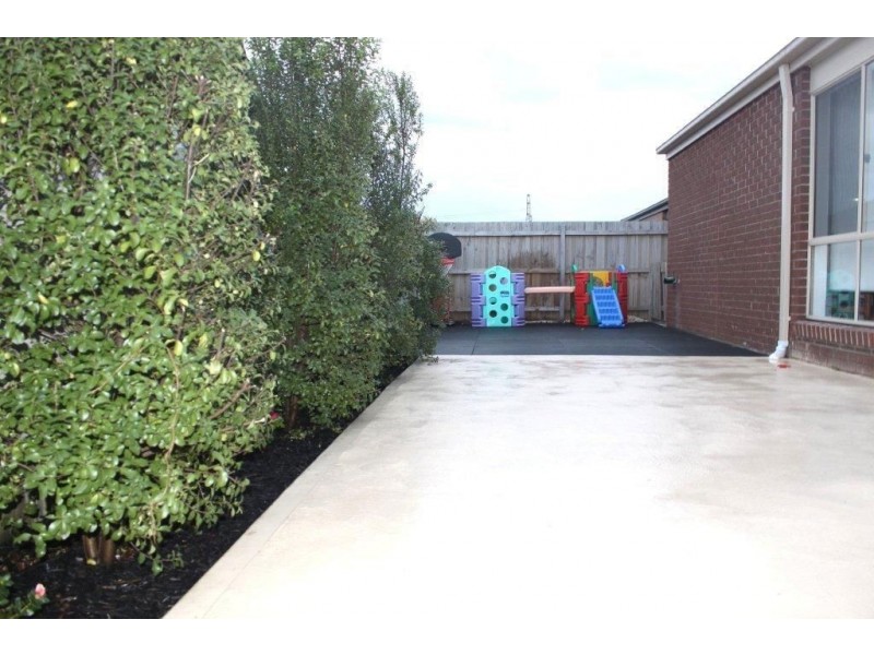 9 Bellbrae Crescent, Cranbourne West VIC 3977