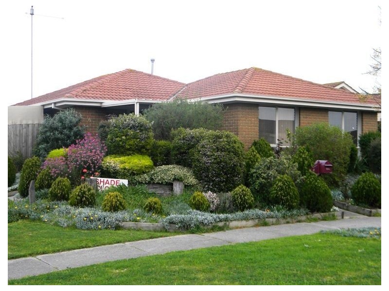 6 Hamilton Drive, Cranbourne North VIC 3977