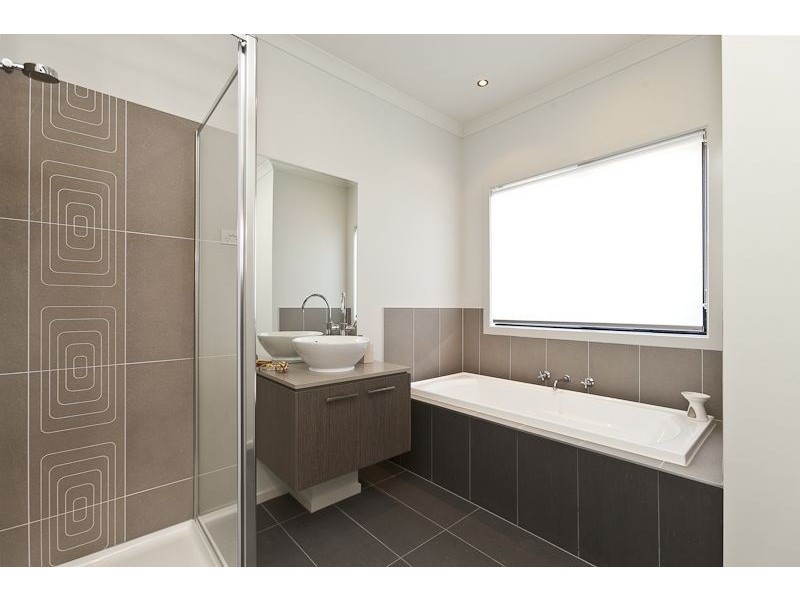 10 Kindred Avenue, Cranbourne North VIC 3977