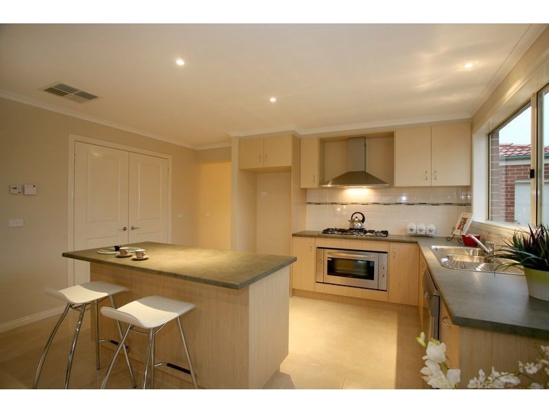 18 Mallett Grove, Lyndhurst VIC 3975