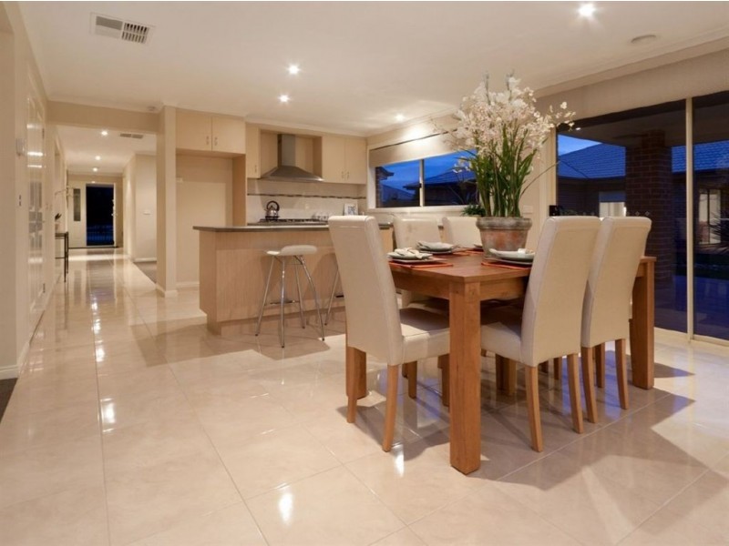 18 Mallett Grove, Lyndhurst VIC 3975