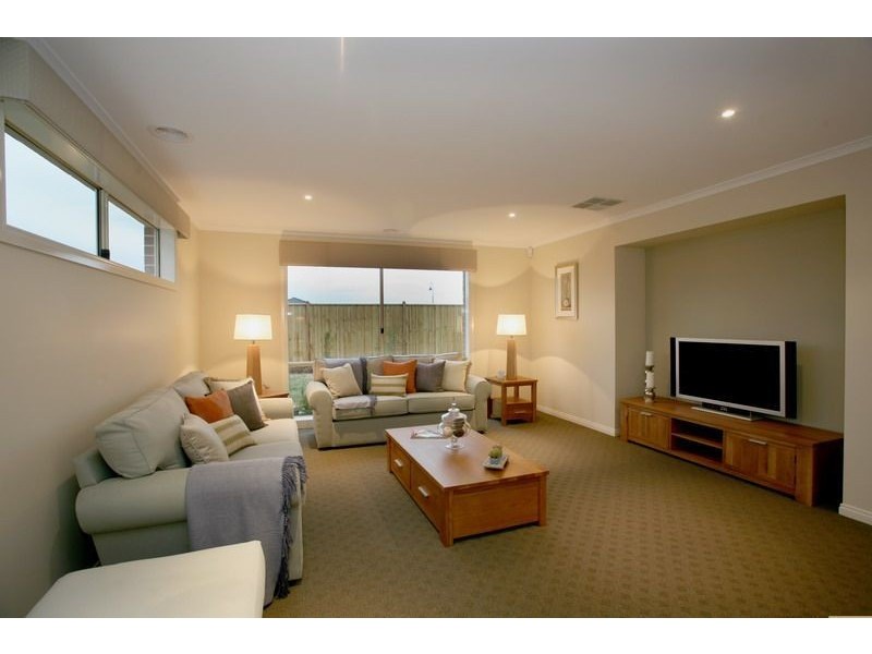 18 Mallett Grove, Lyndhurst VIC 3975