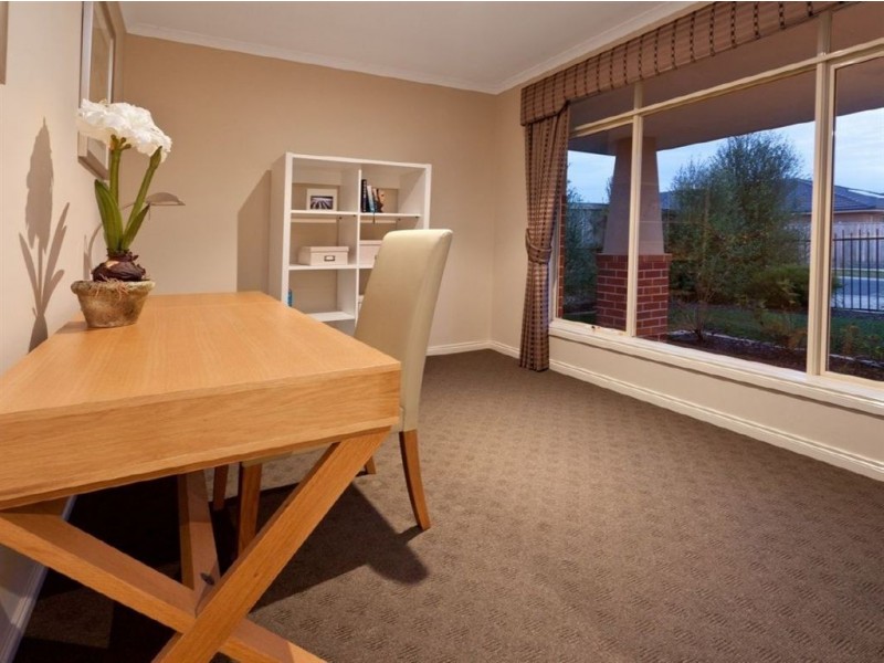 18 Mallett Grove, Lyndhurst VIC 3975