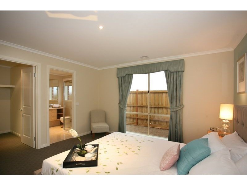 18 Mallett Grove, Lyndhurst VIC 3975