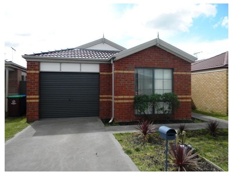28 Mossman Drive, Cranbourne East VIC 3977