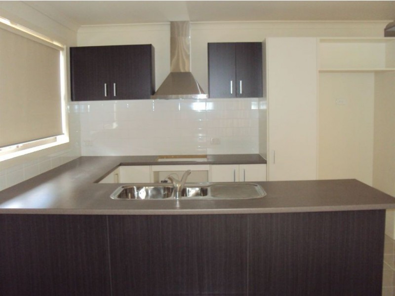 1/50 Pomegranate Way, Pakenham VIC 3810