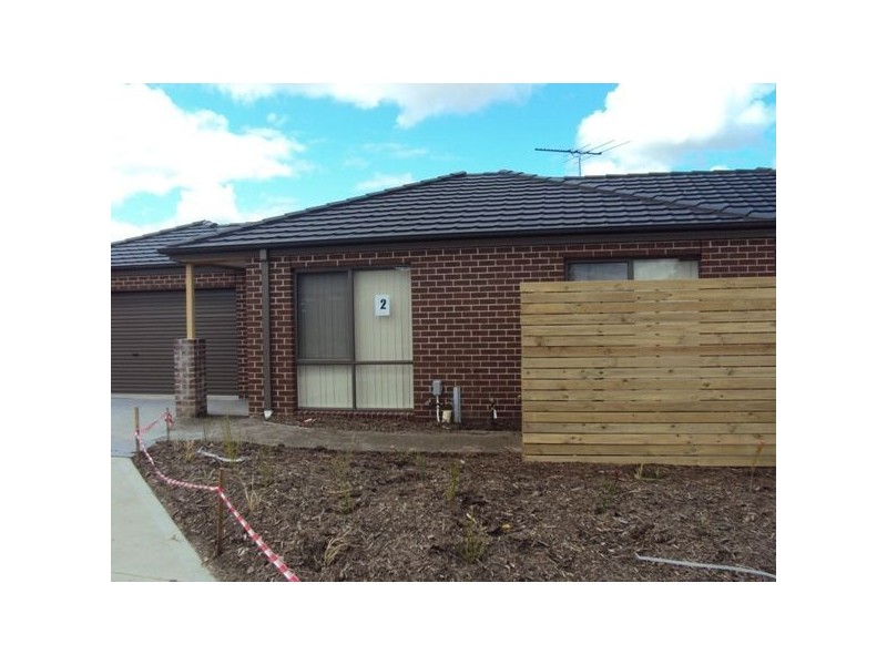 2/50 Pomegranate Way, Pakenham VIC 3810