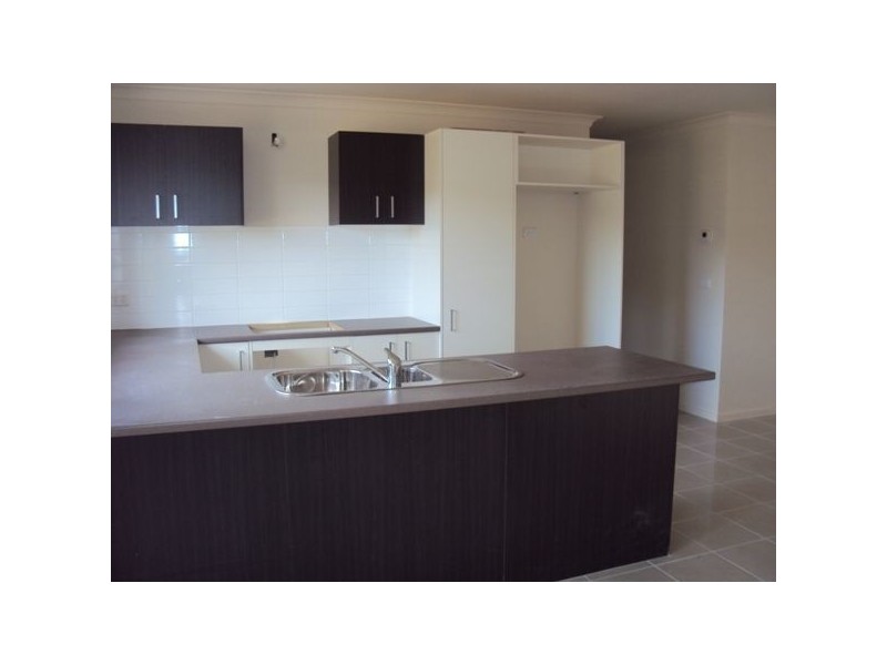 3/50 Pomegranate Way, Pakenham VIC 3810