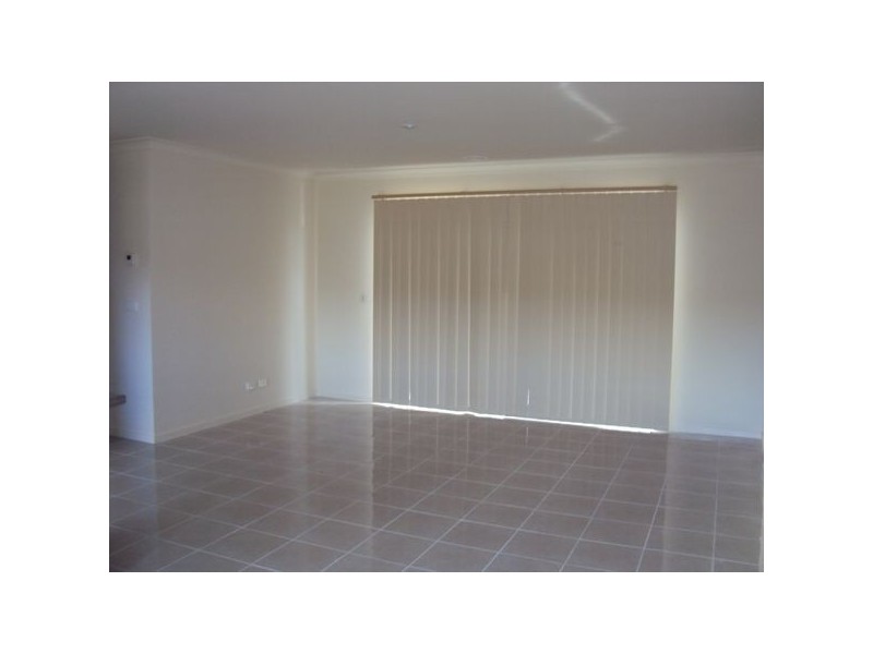 3/50 Pomegranate Way, Pakenham VIC 3810
