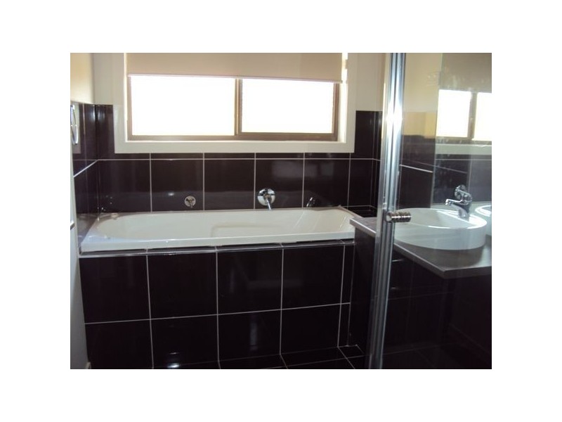 3/50 Pomegranate Way, Pakenham VIC 3810