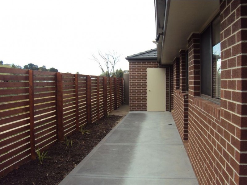 3/50 Pomegranate Way, Pakenham VIC 3810