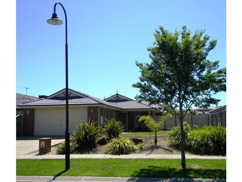 32 Meadowlands Way, Berwick VIC 3806