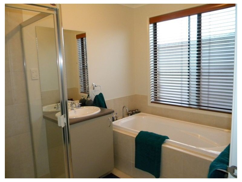 34 Flametree Cct, Cranbourne VIC 3977