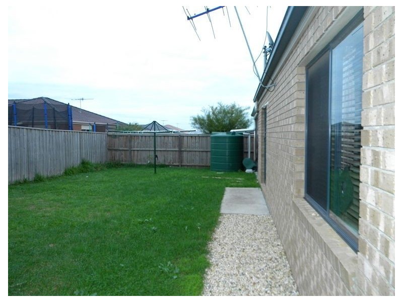 34 Flametree Cct, Cranbourne VIC 3977