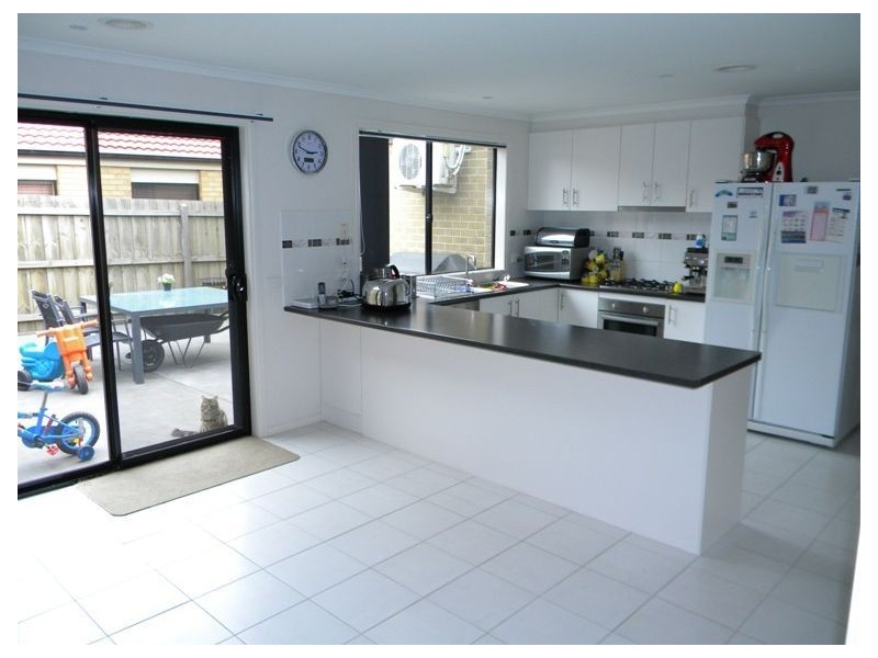 28 Dunferline Crescent, Cranbourne VIC 3977