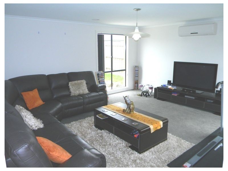 28 Dunferline Crescent, Cranbourne VIC 3977