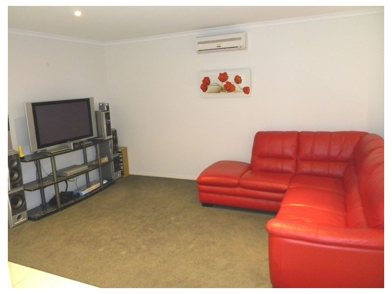 28 Dunferline Crescent, Cranbourne VIC 3977