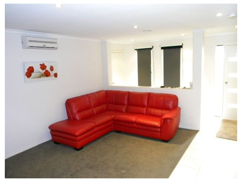 28 Dunferline Crescent, Cranbourne VIC 3977