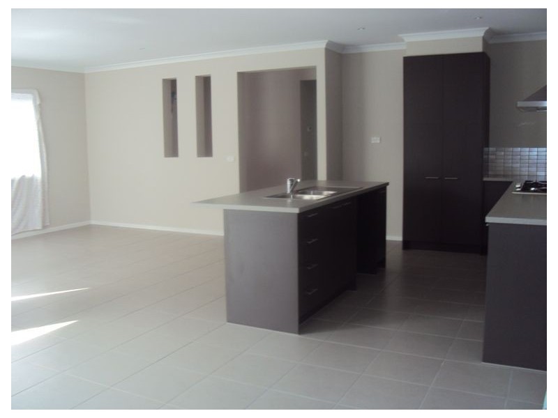 16 Frogmore Lane, Cranbourne North VIC 3977